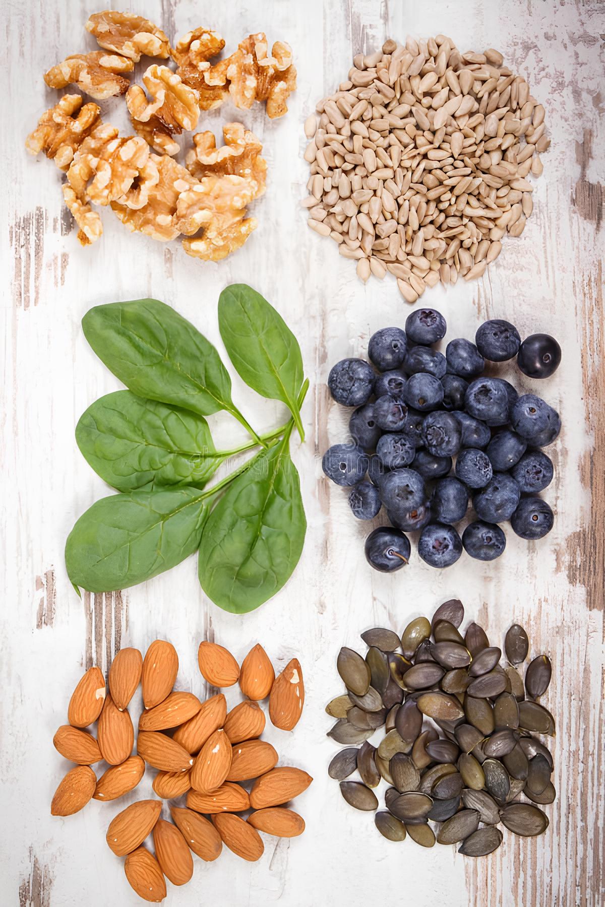 Billede af sund mad herunder bær, kerner, nødder og spinat
